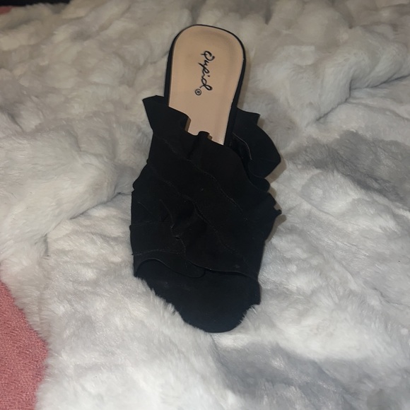 Size 7 heels. - Picture 2 of 3